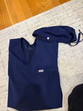 Figs one pocket scrub top with cap